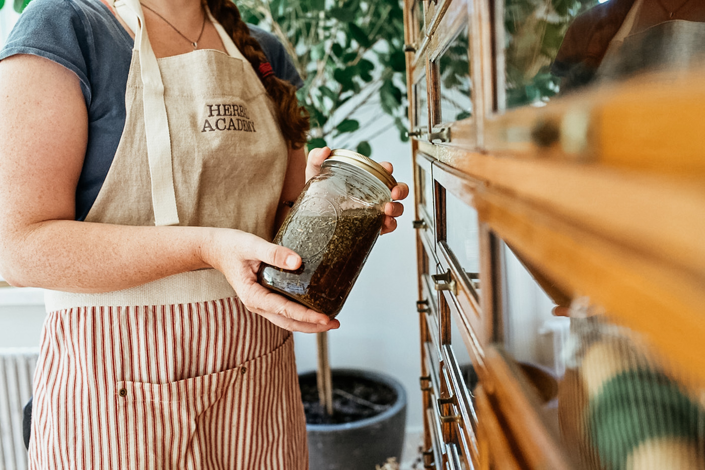 The Making Herbal Preparations Course by Herbal Academy – infusion